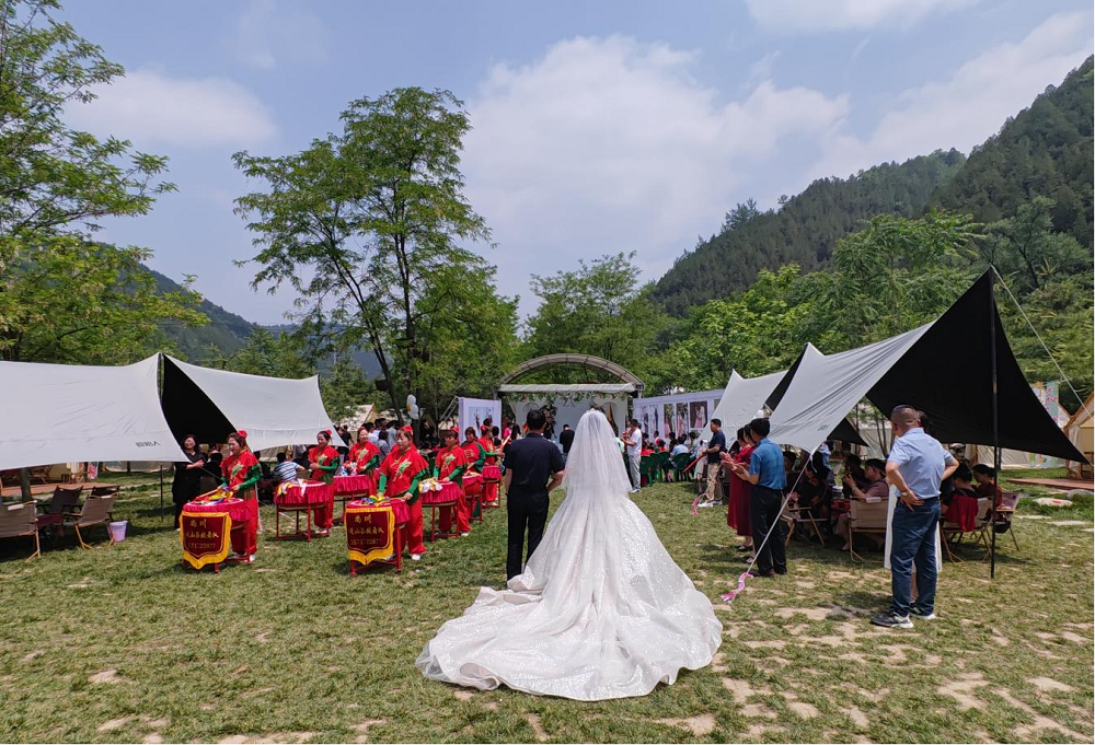 宝鸡市渭滨区高家镇上川村“日兆山谷”露营地的草坪广场上，一对新人正在举行婚礼。（资料图）