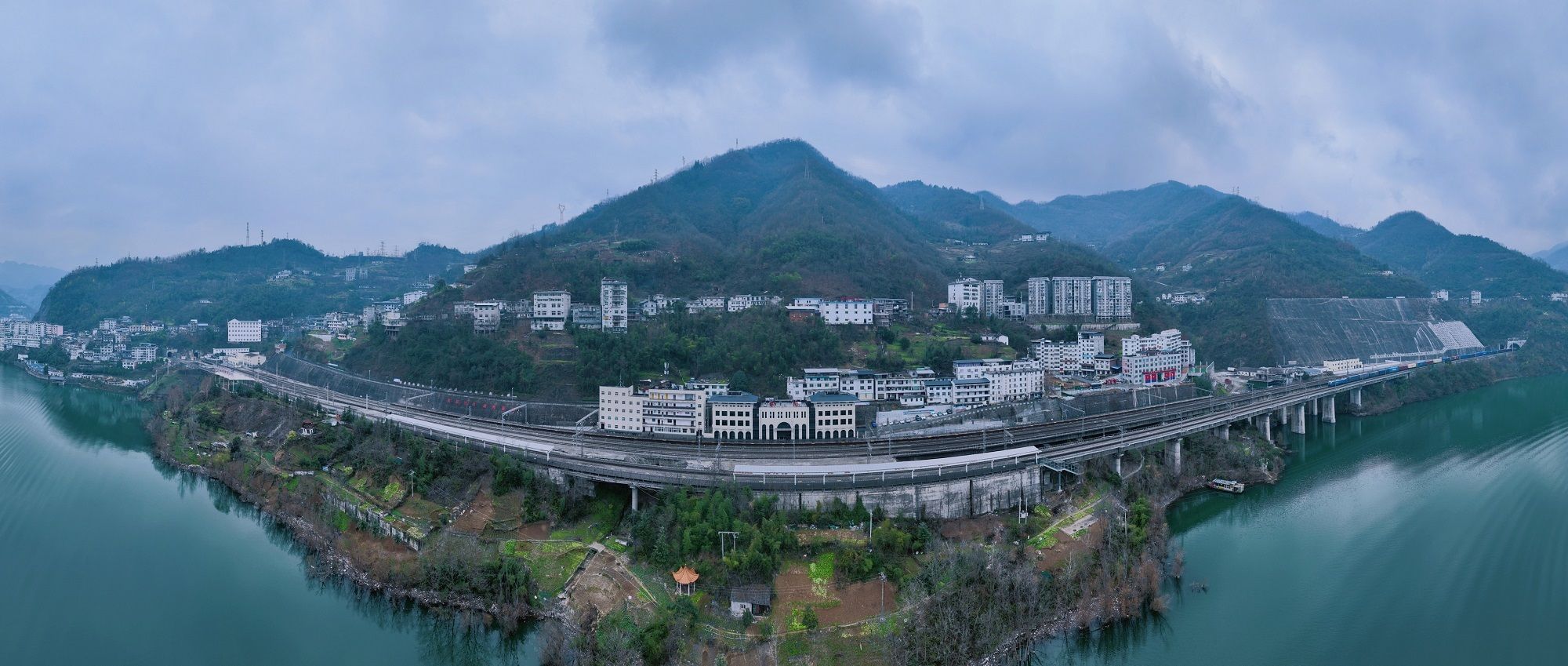 紫阳车站全景图。王云奎 摄