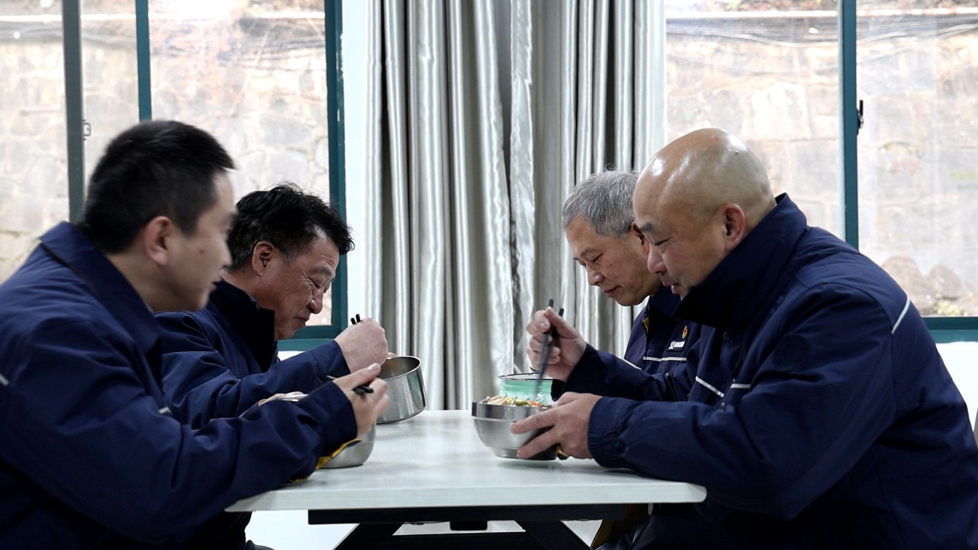 三个老伙计相约工区食堂用餐。王云奎 摄
