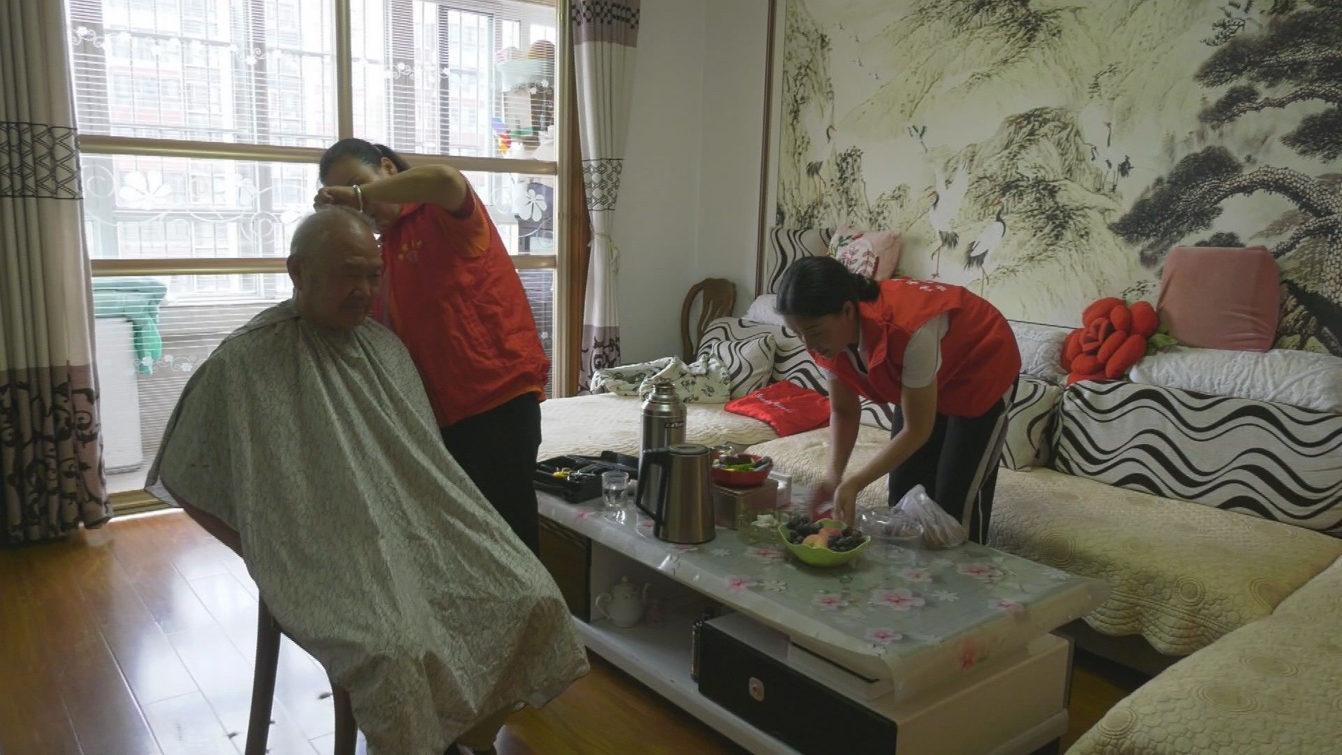 志愿者给老人理发