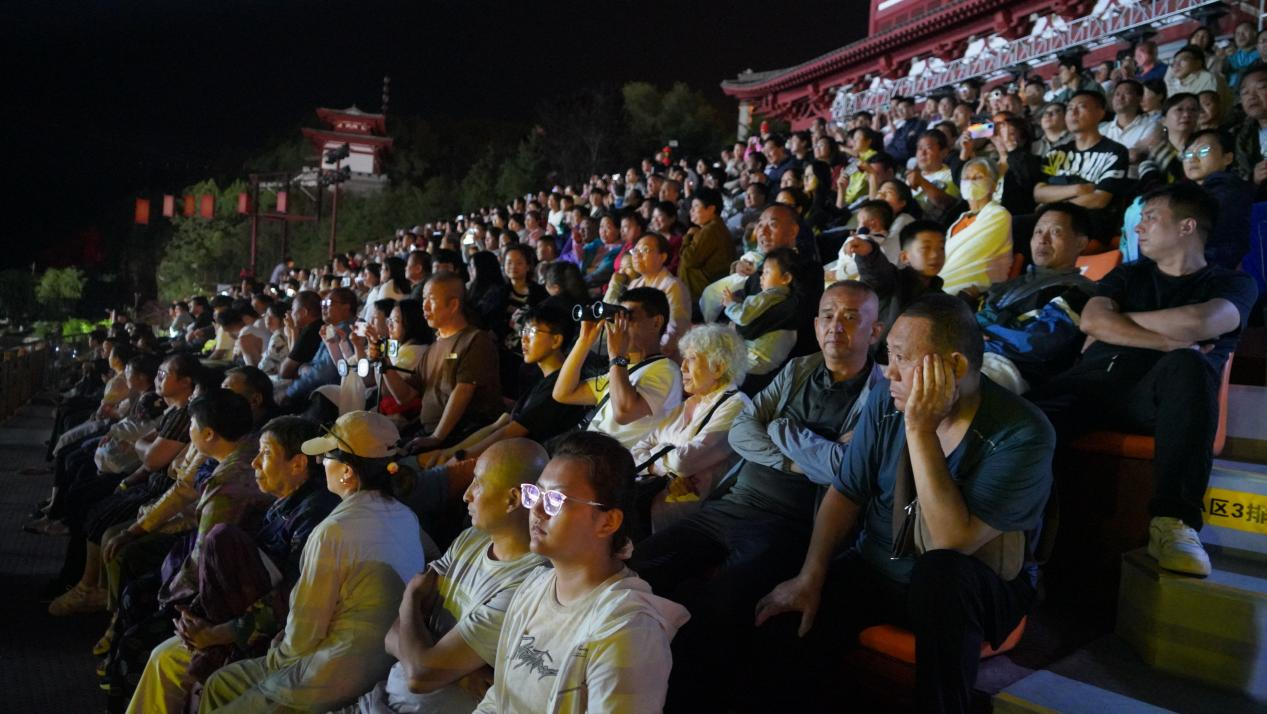 演出现场座无虚席。