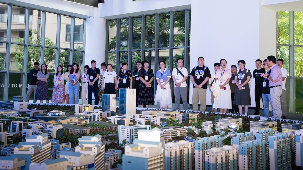 “学习强国”调研团走进海南自由贸易港生态软件园。李厚青 摄