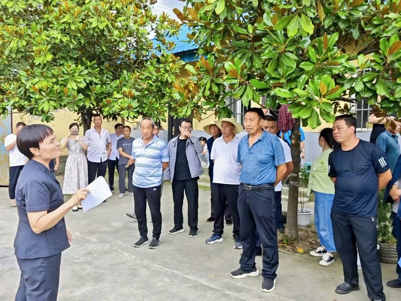 对现场群众进行普法宣传