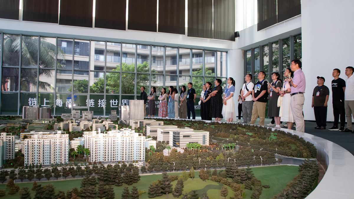 “学习强国”调研团走进海南自由贸易港生态软件园。李厚青 摄
