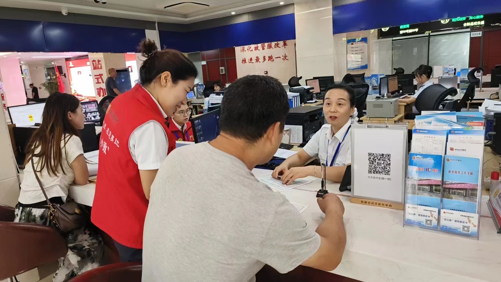 工作人员指导、帮助群众办理小作坊生产许可证(图片由合阳县行政审批服务局提供)
