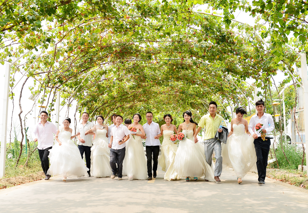 葡萄架下的集体婚礼