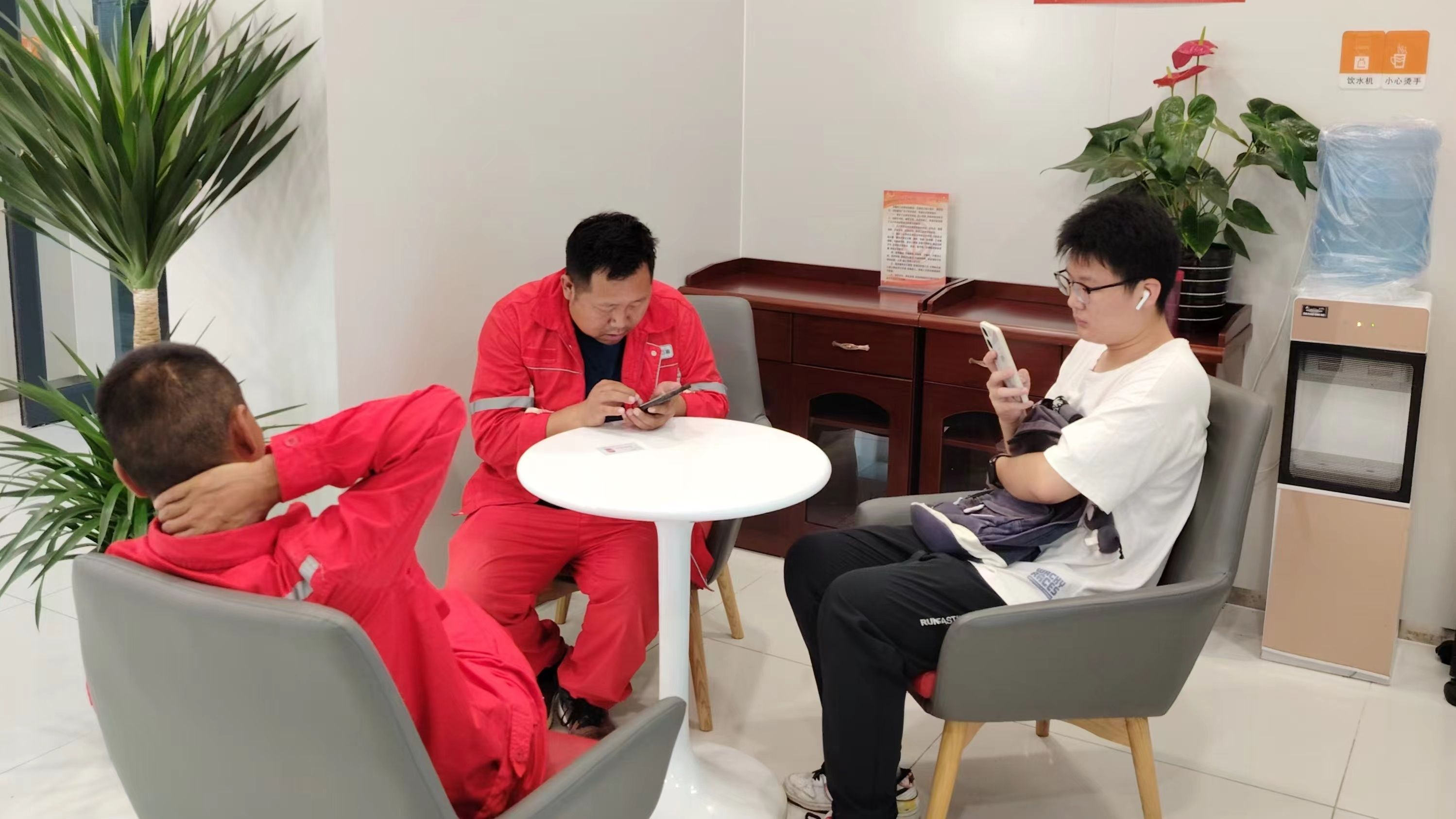 能源行业户外施工人员在工会驿站休息