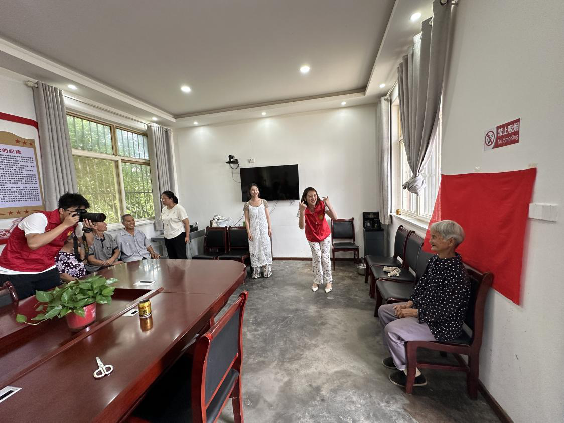 开展“公益拍照”志愿服务活动（本文图片由华阴市孟塬镇人民政府提供）