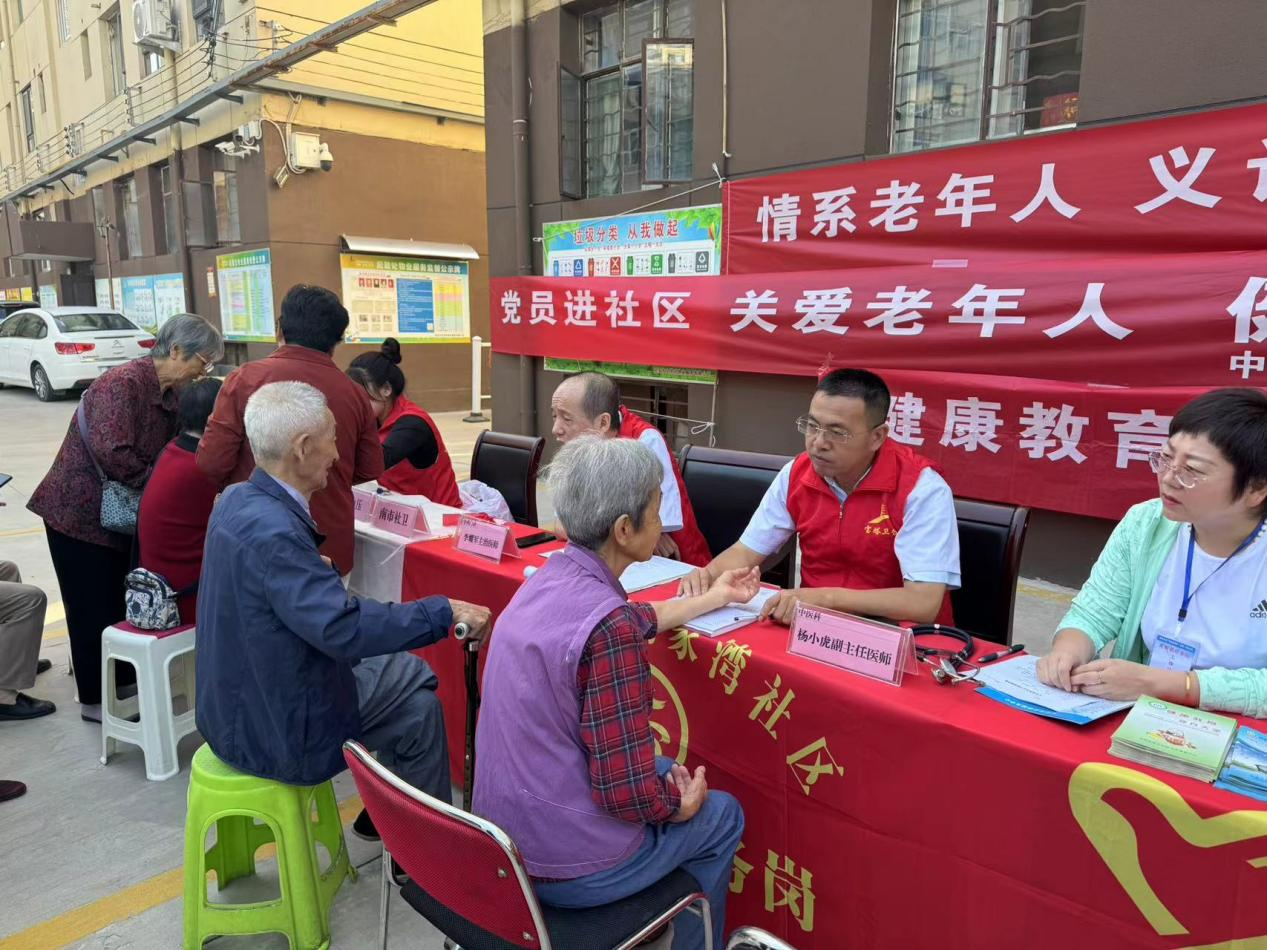 医务工作者为老人把脉