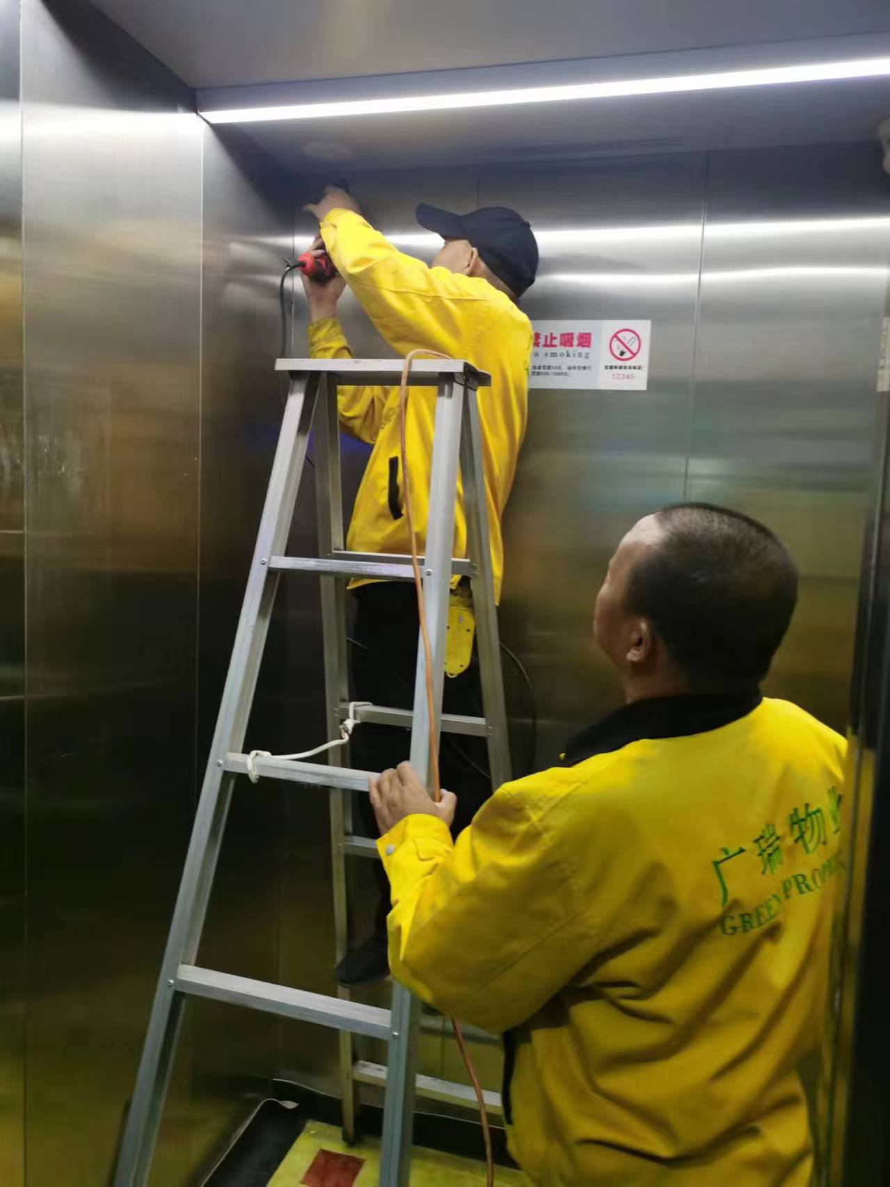 工作人员正在电梯安装“梯控”设备