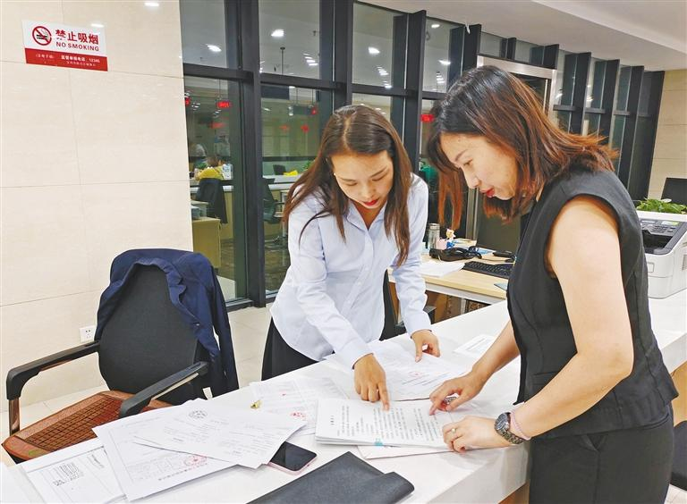 8月8日,宝鸡市陈仓区政务服务大厅里,工作人员指导企业负责人完善相关材料。受访单位供图