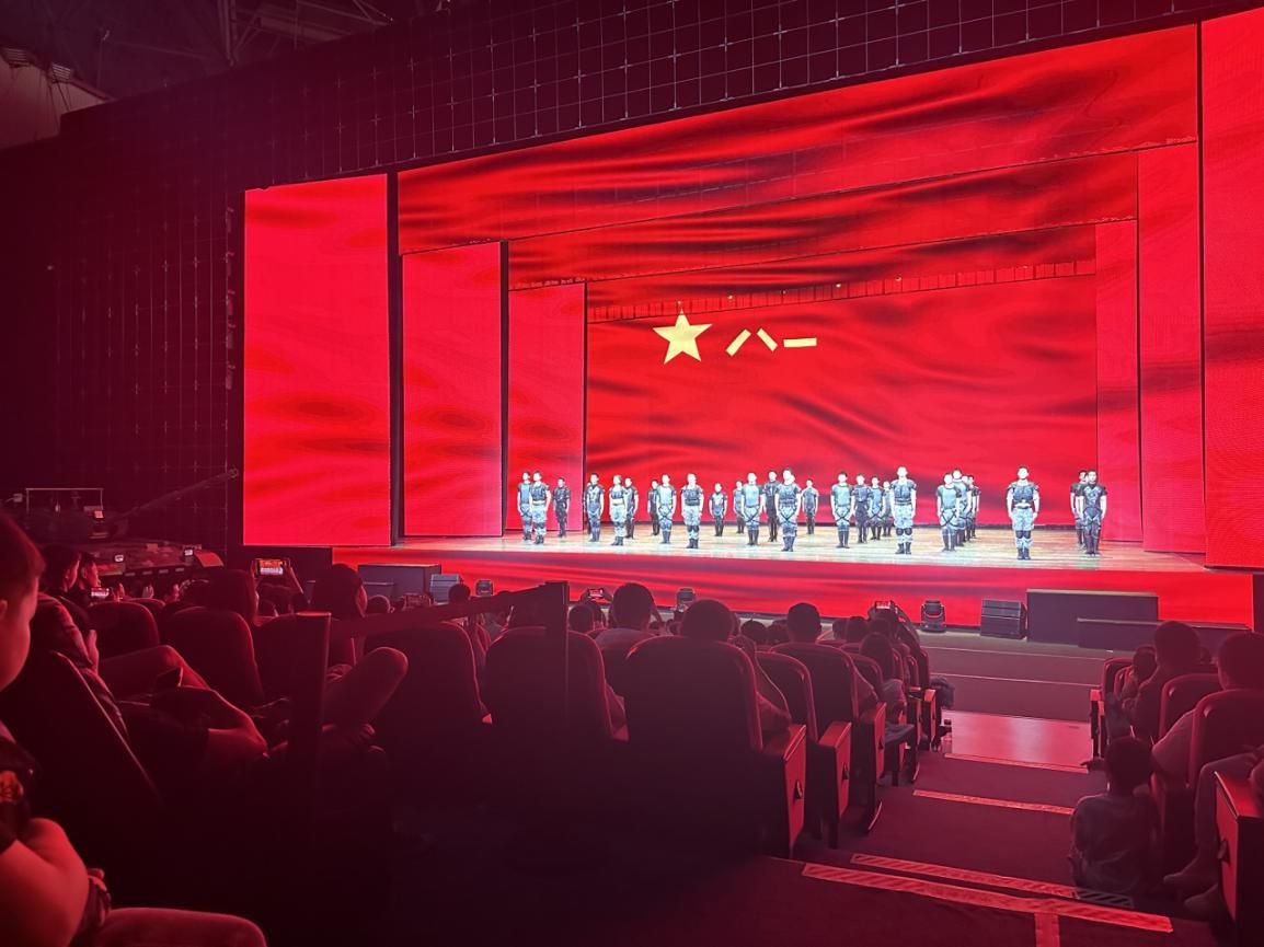大家聚精会神观看演出