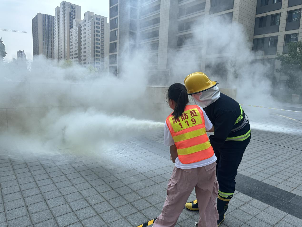 孩子们体验使用灭火器