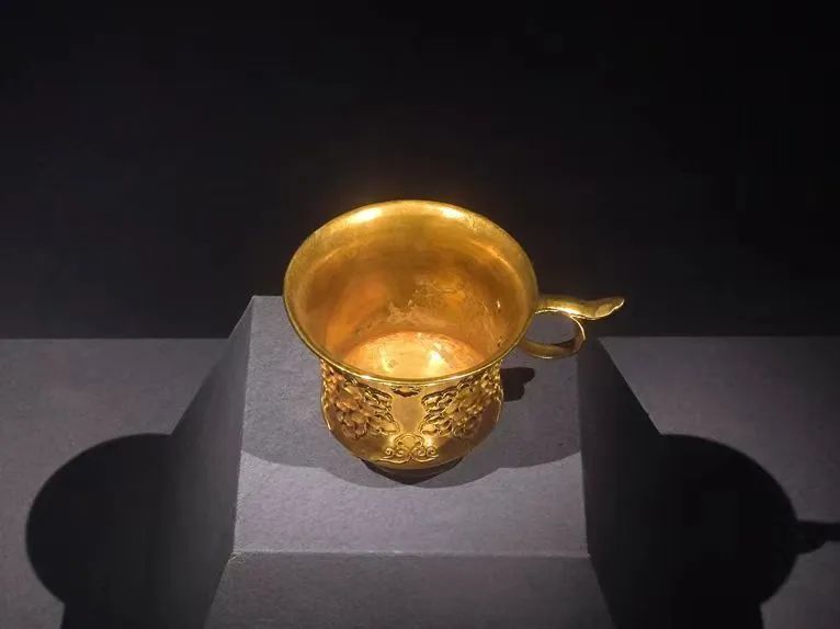 掐丝团花纹金杯