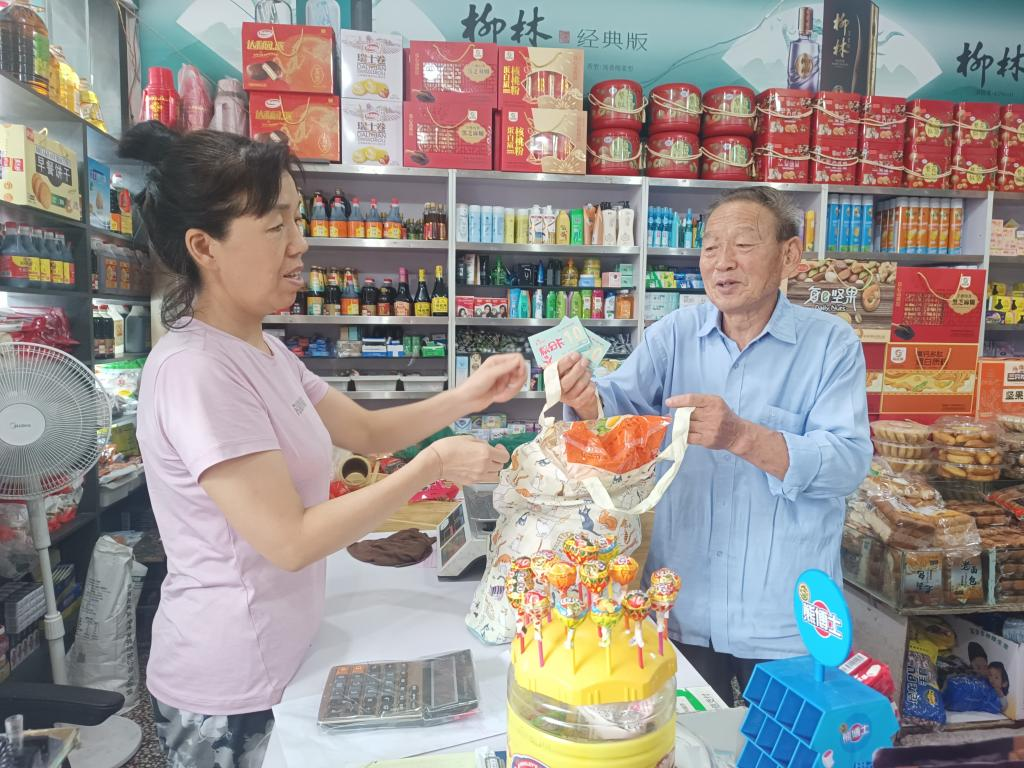 社区群众用积分兑换商品（本文图片由合阳县路井镇人民政府提供）