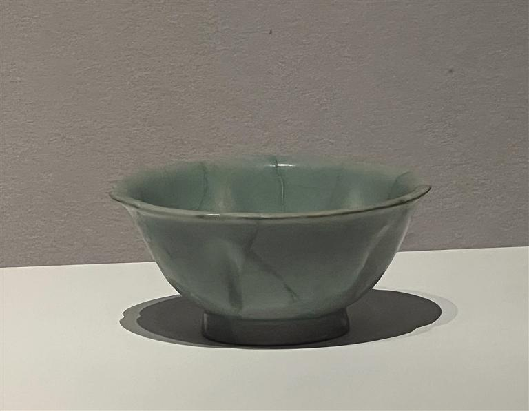 青釉花口盏。