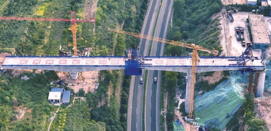 这是8月30日拍摄的西延高铁铜川跨包茂高速公路特大桥连续梁合龙现场。中铁上海工程局供图