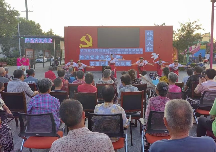 “文明实践宣讲团”走进赵渡镇严通村文艺汇演现场（本文图片由大荔县融媒体中心提供）