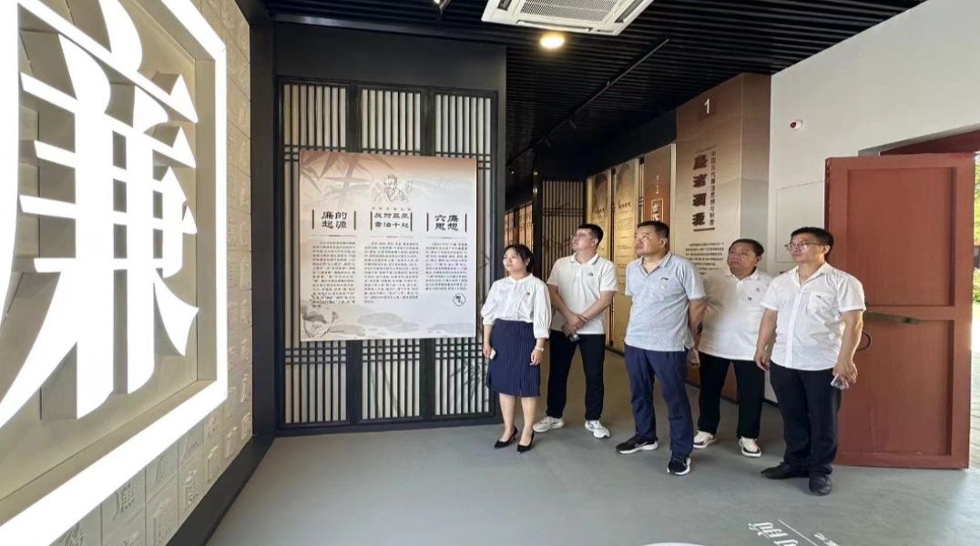 潼关县工业和信息化局党员干部参观潼关县杨震廉洁文化教育基地(图片来源于潼关县工业和信息化局)
