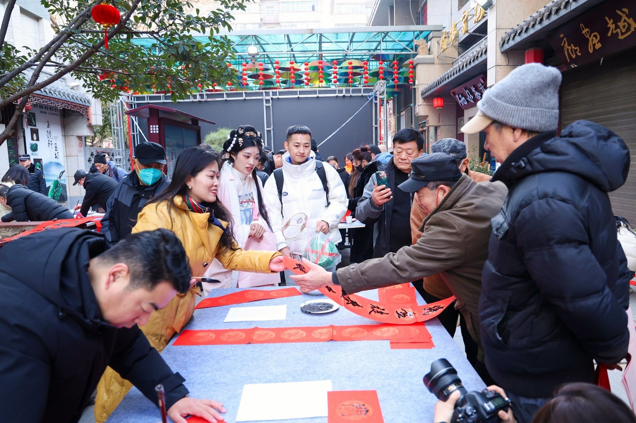 陕西省文联在民乐园文化街开展文艺“六进”志愿服务活动
