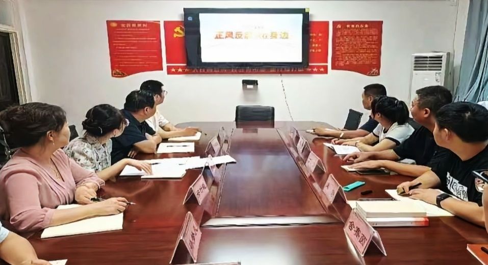 潼关县工业和信息化局集中观看廉洁教育片《正风反腐就在身边》第四集《严正家风》(图片来源于潼关县工业和信息化局)