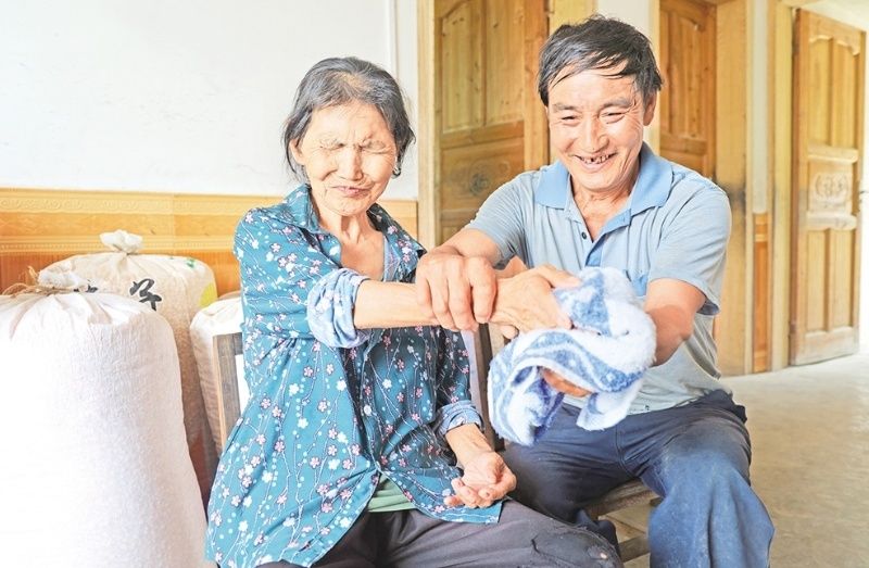 给母亲擦洗