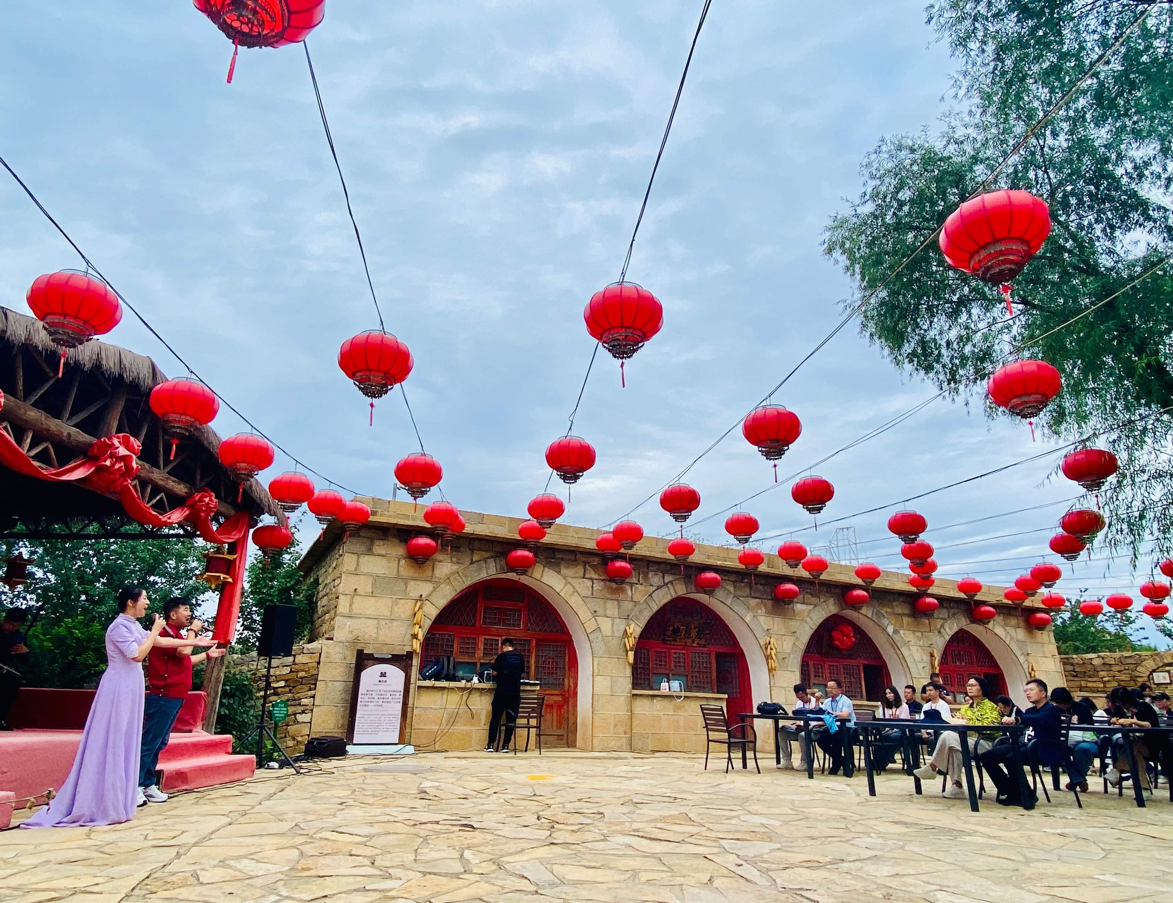 来到准格尔黄河大峡谷景区,一曲《天下黄河九十九道弯》激情昂扬,唱响天际,引得“学习强国”各省区平台编辑记者掌声阵阵。(图文:“学习强国”山西学习平台武志刚、苏鑫波)