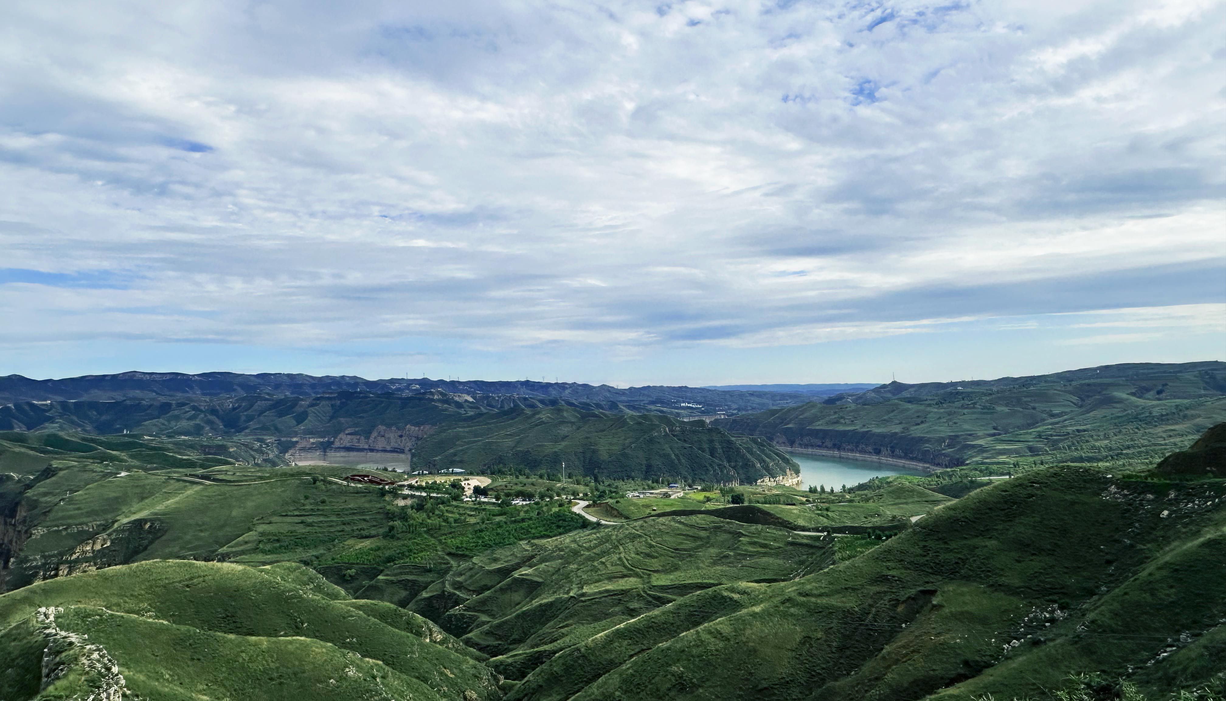 俯瞰长城与黄河的握手地,感受山峦起伏,大河奔流。(图文:“学习强国”海南学习平台 李灏)