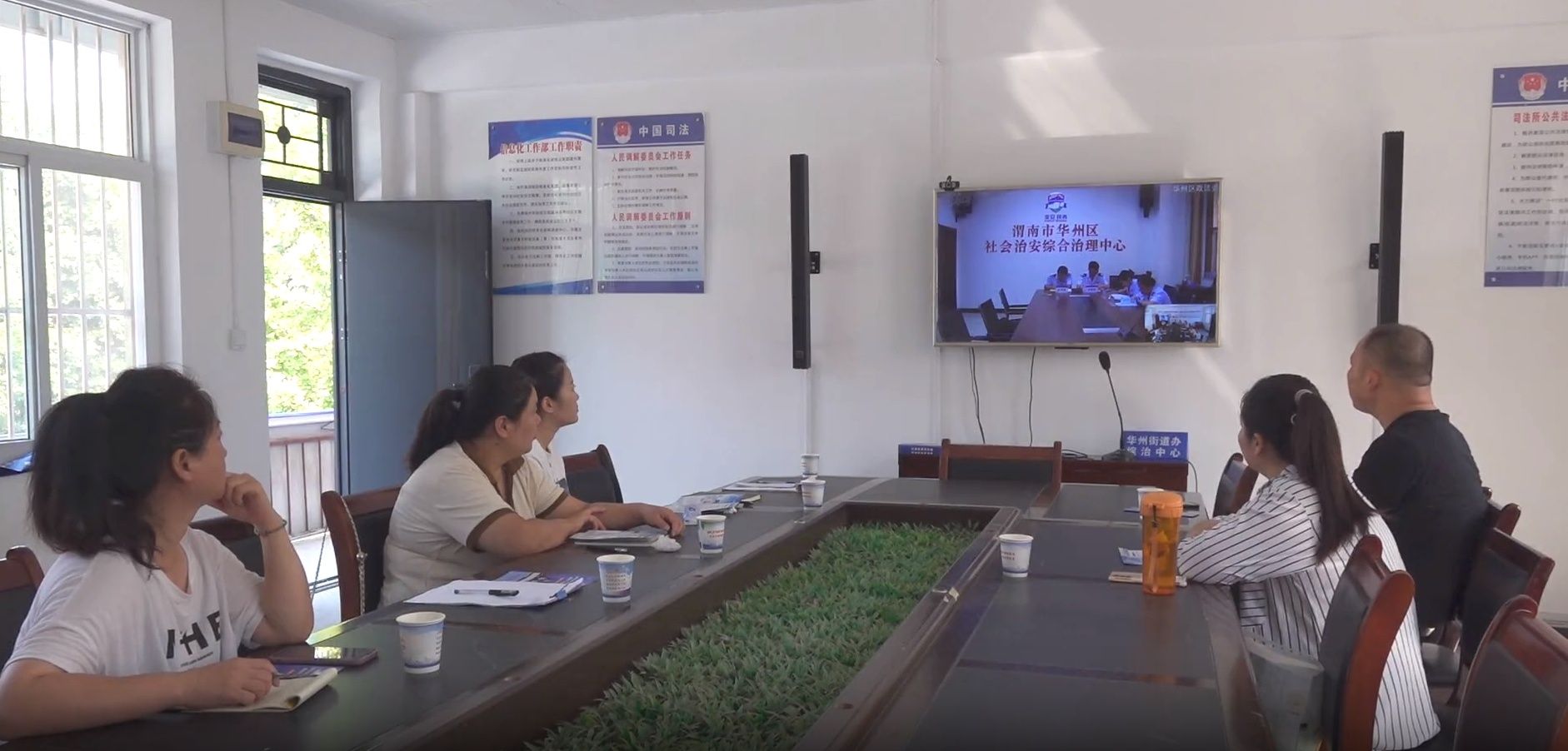 企业代表认真倾听