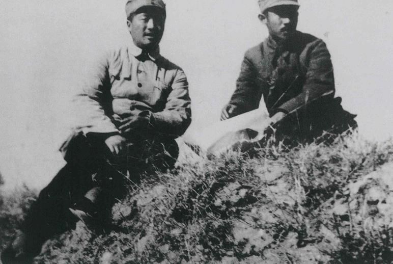 八路军第一二〇师师长贺龙（左）、政治委员关向应在前线观察地形。1937年9月，八路军第一二〇师开始创建晋西北抗日根据地。1938年春，根据地军民打退日军万余人的五路进攻，收复宁武、神池等七个县城。