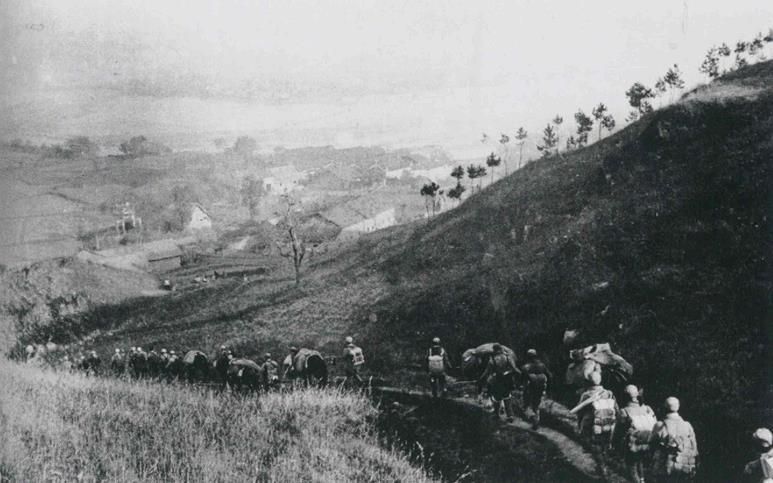 八路军第一二九师主力行进在太行山中。1938年春，晋东南根据地军民取得了抗击3万日军九路围攻的反“扫荡”胜利，建立了以太行山为依托的晋冀豫根据地。