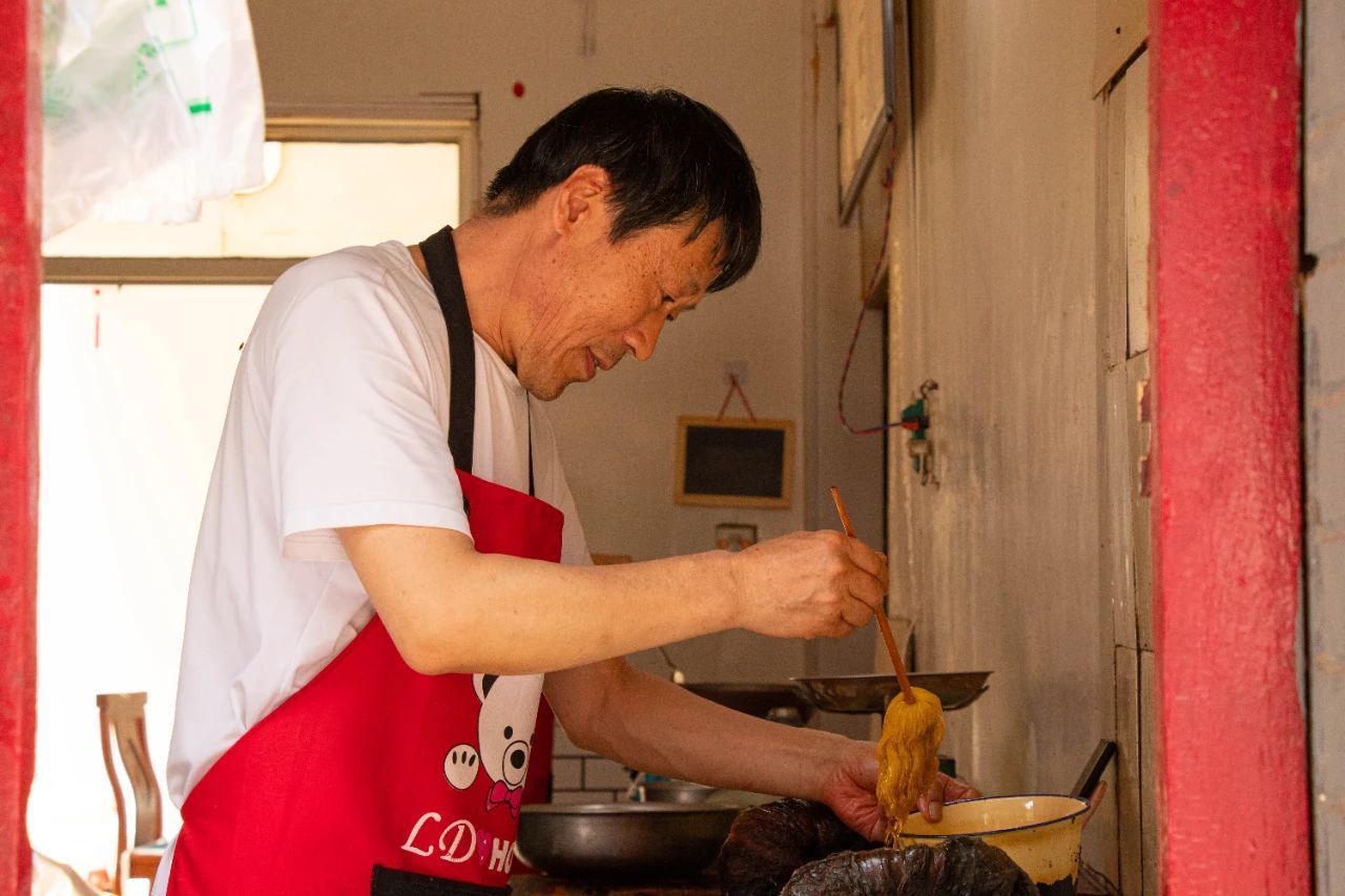 乔亚军正在制作油酥角