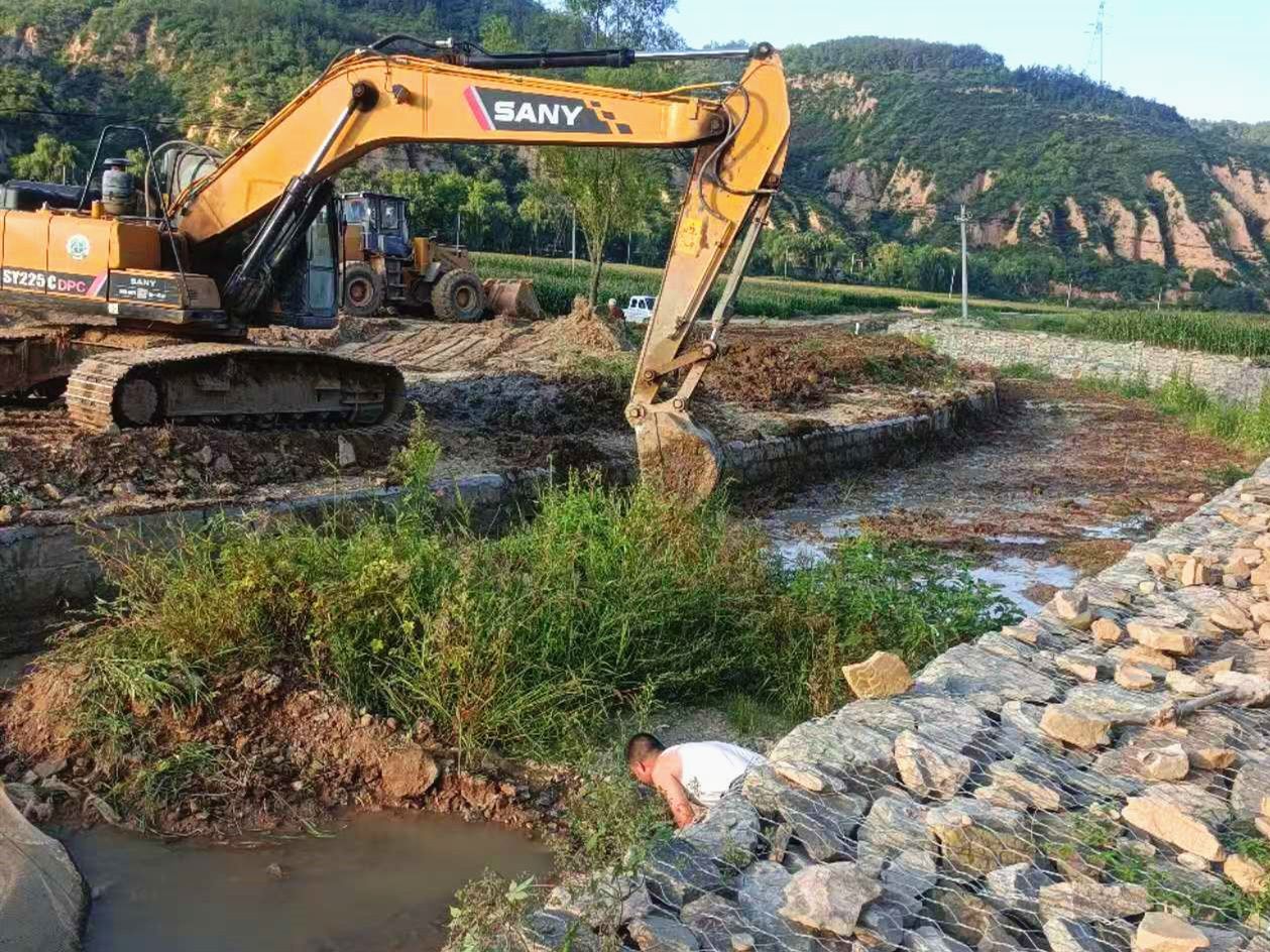 机械上阵清理河道垃圾