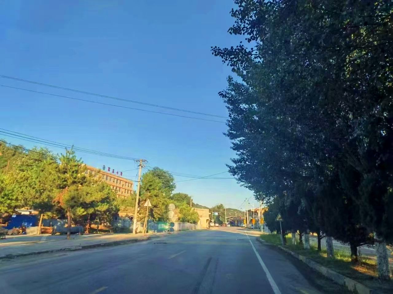 干净整洁的乡村道路