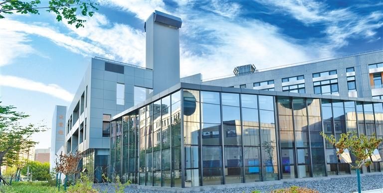 中国西部科技创新港7号楼的幕墙和玻璃，均采用建筑外立面太阳能光伏一体化建材。图片来源于陕西日报