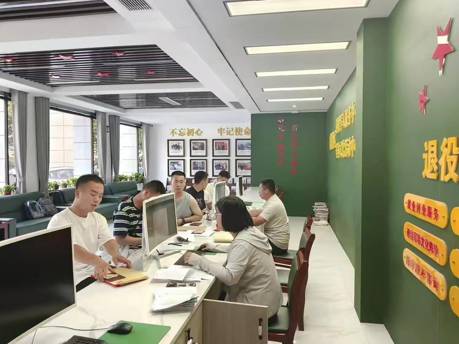 工作人员为前来报到的退役士兵提供“一站式服务”