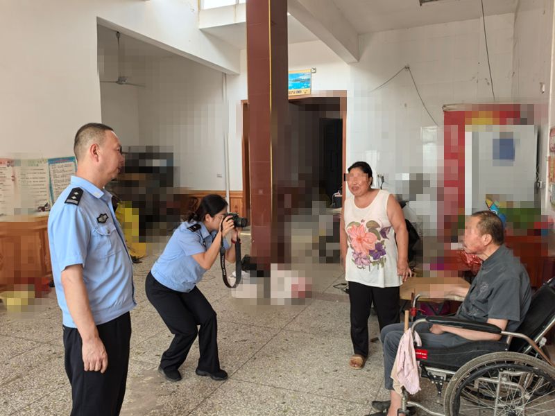 户籍民警上门为老人采集照片办理身份证（图片由渭南市公安局临渭分局下邽派出所提供）