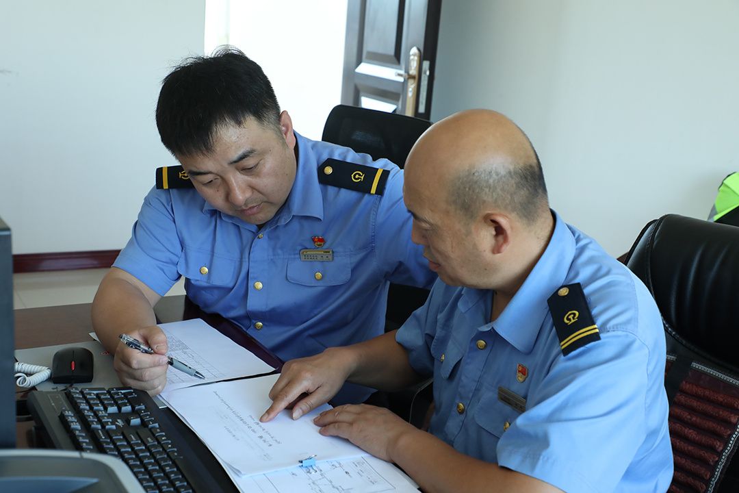 田兵与包保干部核对当天集中修施工重点作业。张黎芝 摄