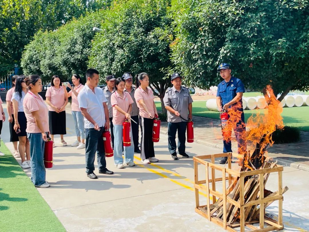 宣传员讲解并演示手提式干粉灭火器构造及操作步骤