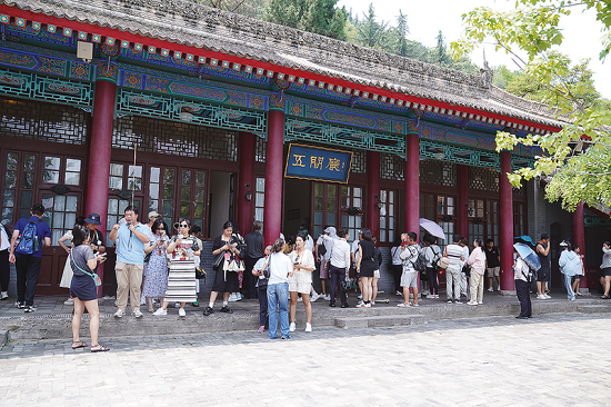 游客在西安事变旧址五间厅参观。