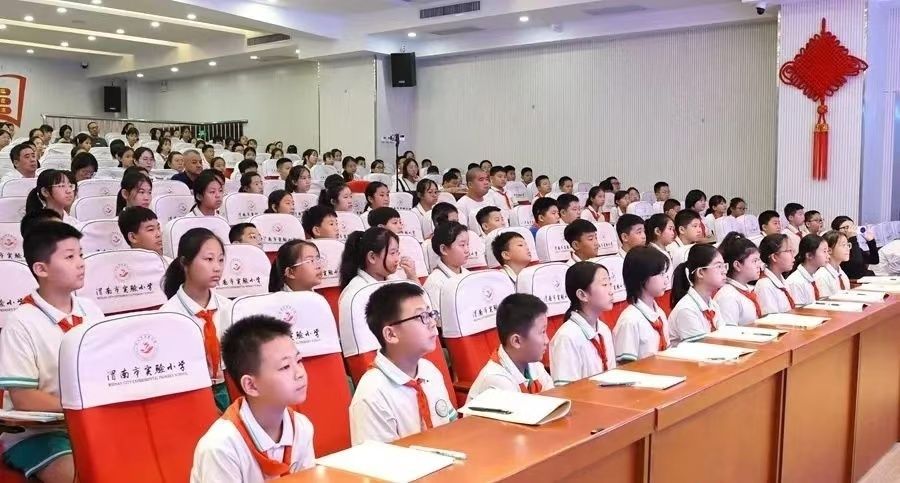 同学们认真听讲