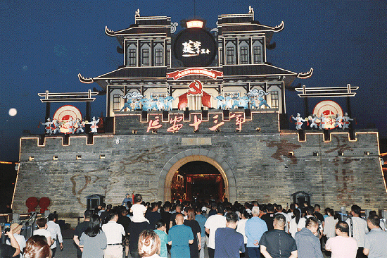 大型红色歌舞剧《延安十三年》开演前，观众陆续进入城门。采访对象供图